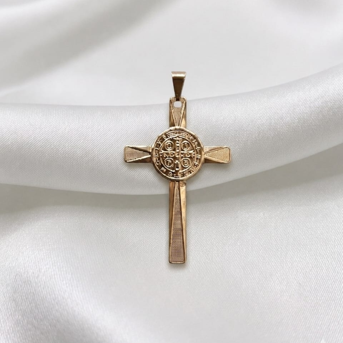 DIJE CRUZ SAN BENITO GRANDE ORO LAMINADO 18K
