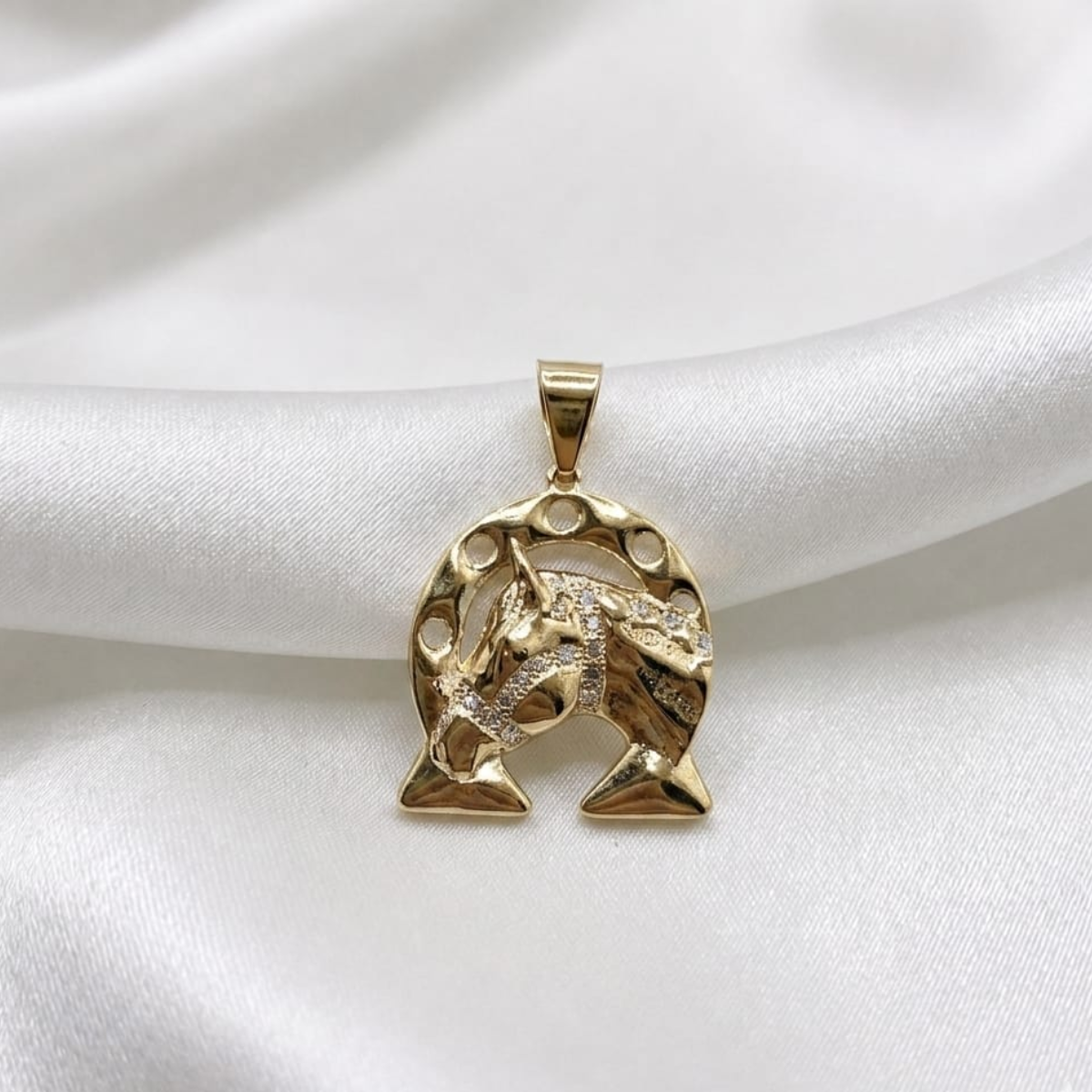DIJE CIRCONES HERRADURA CABALLO ORO LAMINADO 18K