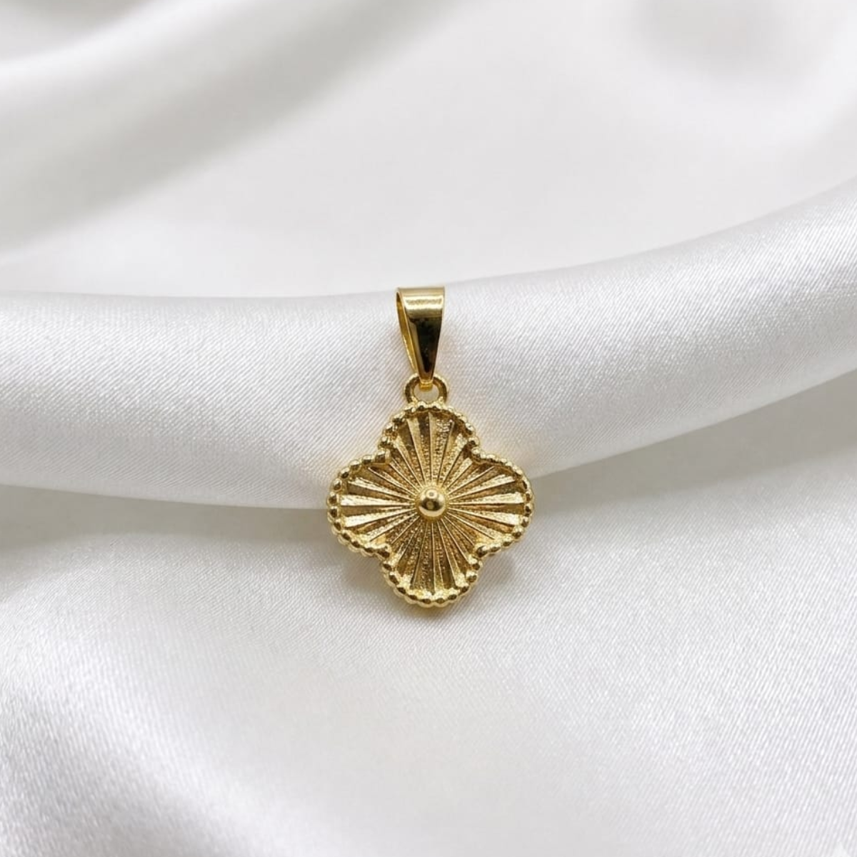 DIJE VAN CLEEF DIAMANATADO ORO LAMINADO 18K