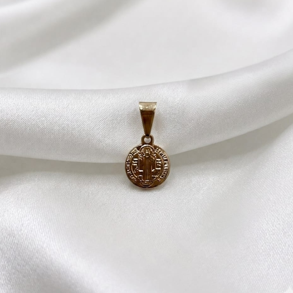 DIJE SAN BENITO ORO LAMINADO 18K