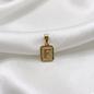 DIJE ABECEDARIO PLACA ORO LAMINADO 18K