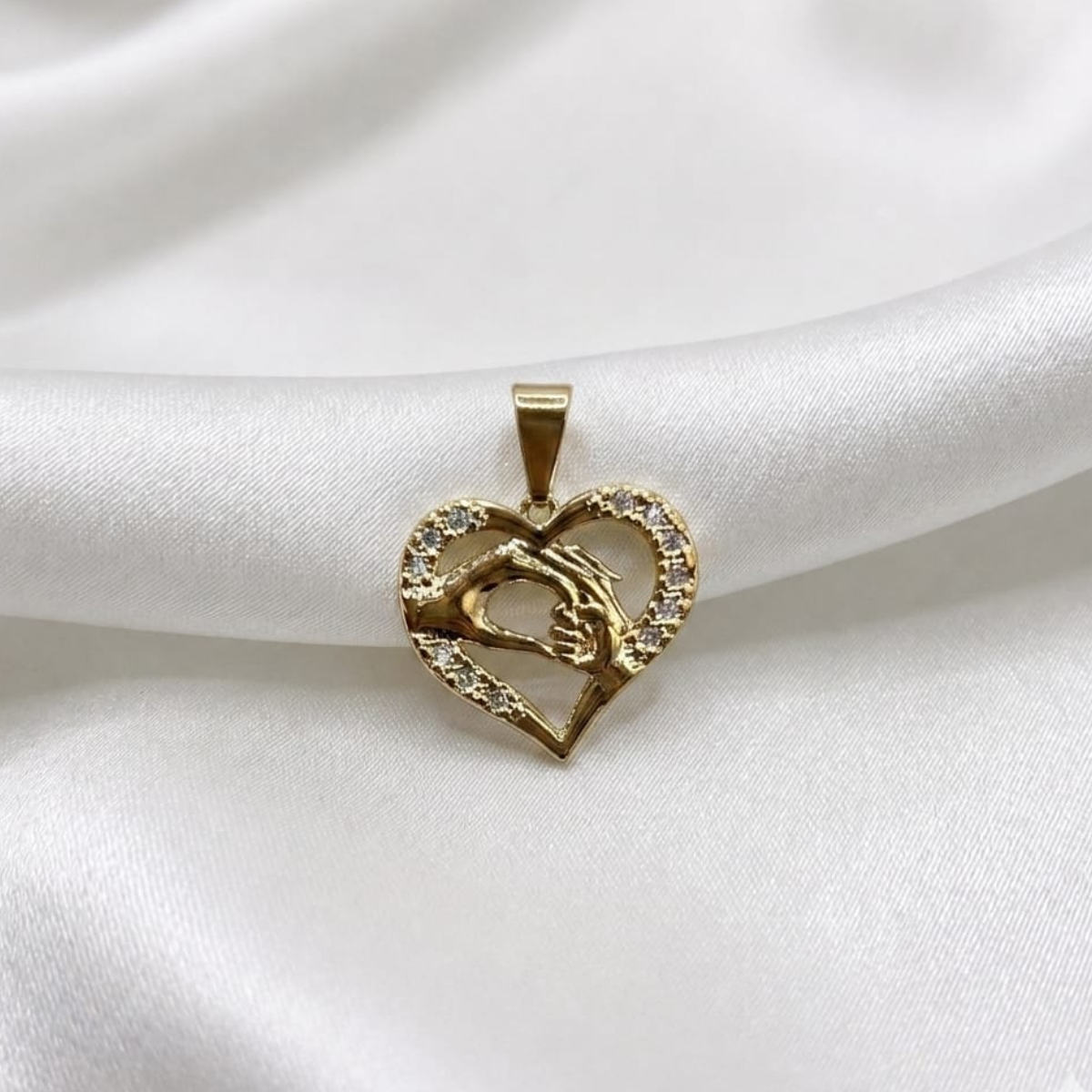 DIJE CIRCONES CORAZON MANOS ORO LAMINADO 18K