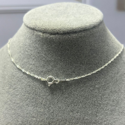 CADENA EN PLATA DIJE BICOLOR DE LA VIRGEN MARIA AUXILIADORA .