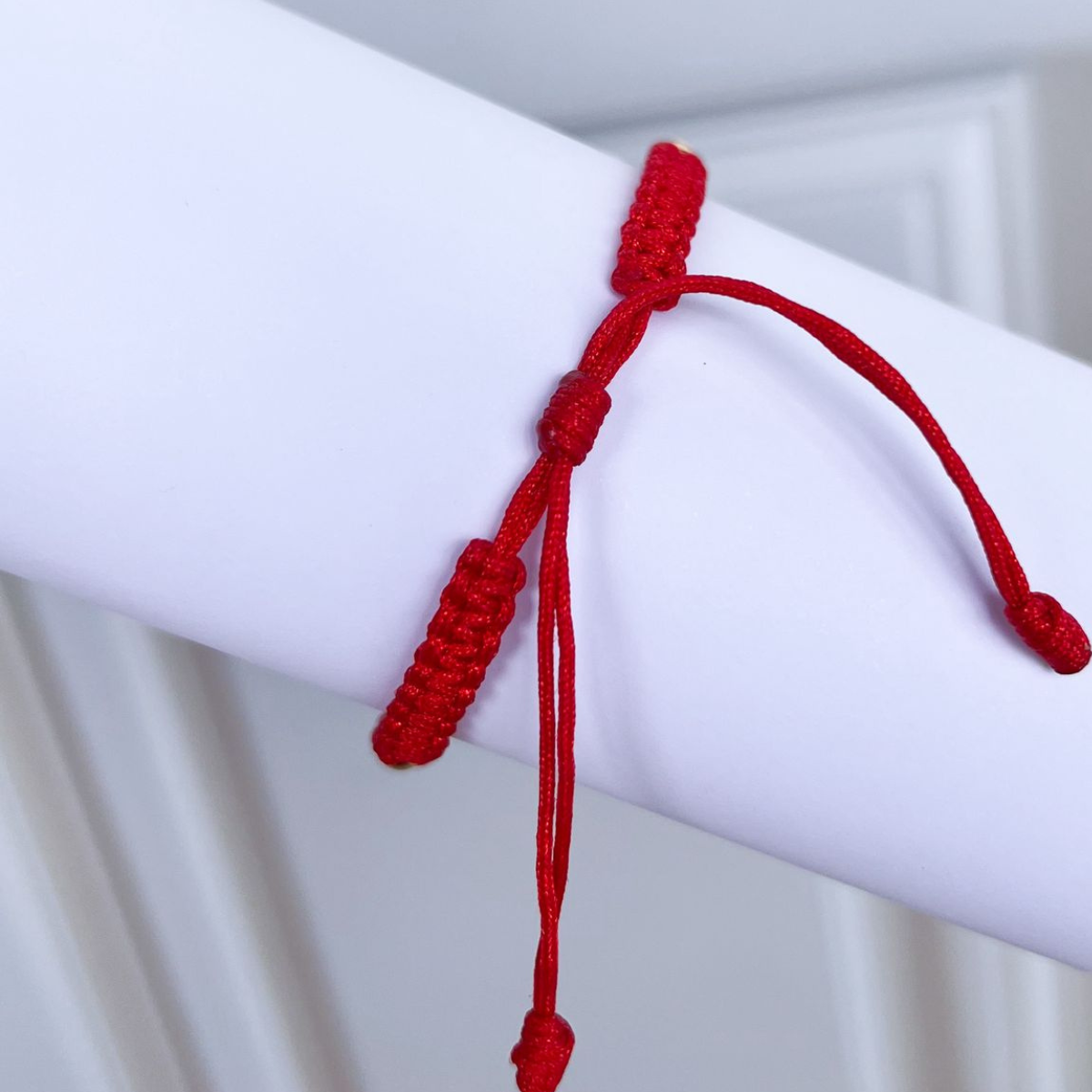 Pulsera Tejida En Macramé Con Balines En Oro Laminado 18K