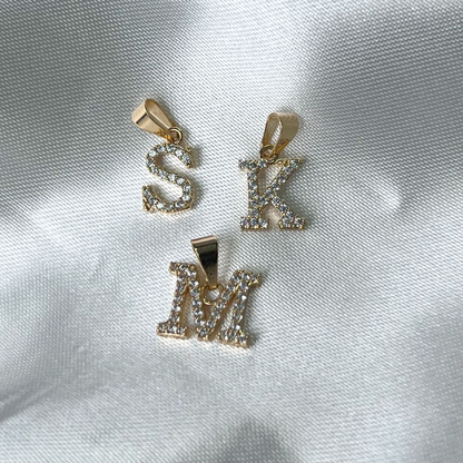 CADENA CON DIJE DE LETRA EN ORO LAMINADO 18K