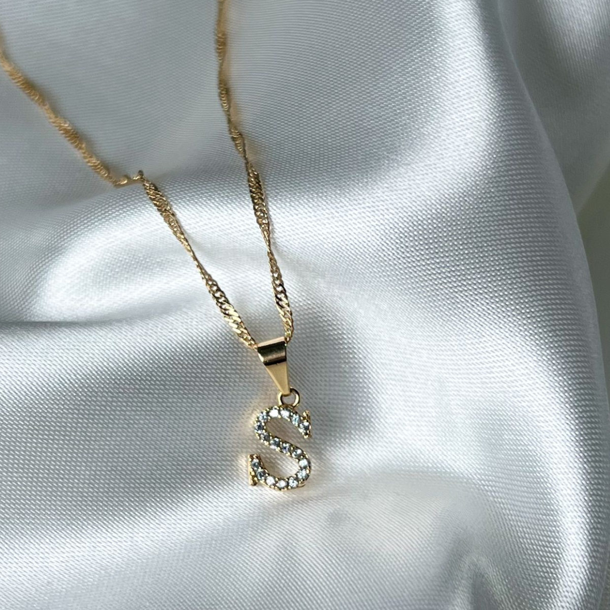 CADENA CON DIJE DE LETRA EN ORO LAMINADO 18K